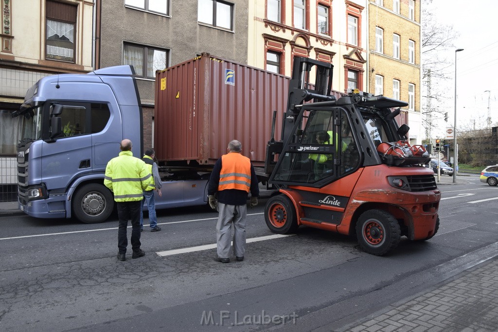 LKW gegen Bruecke wegen Rettungsgasse Koeln Muelheim P23.JPG - Miklos Laubert